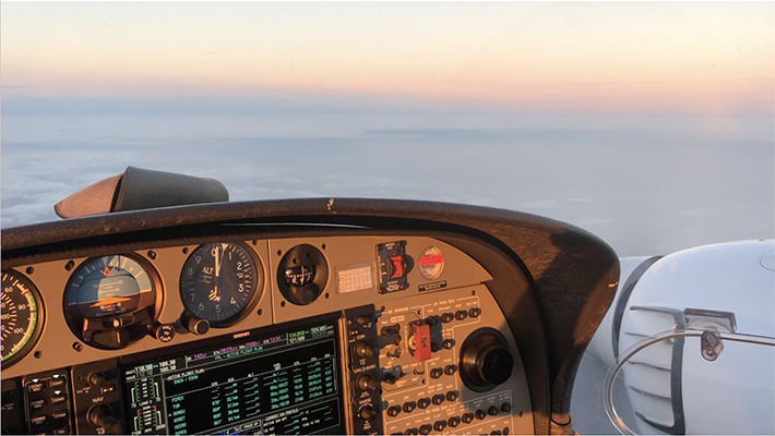 Instrument i cockpit och horisont